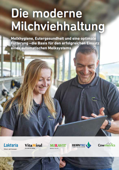 Titelbild des Roboterkonzepts. Ein Frau und ein Mann stehen auf dem Futtertisch im Kuhstall und schauen auf einen Laptop.