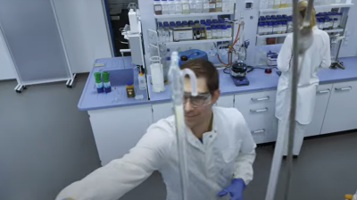 Zwei Personen arbeiten in einem Labor.